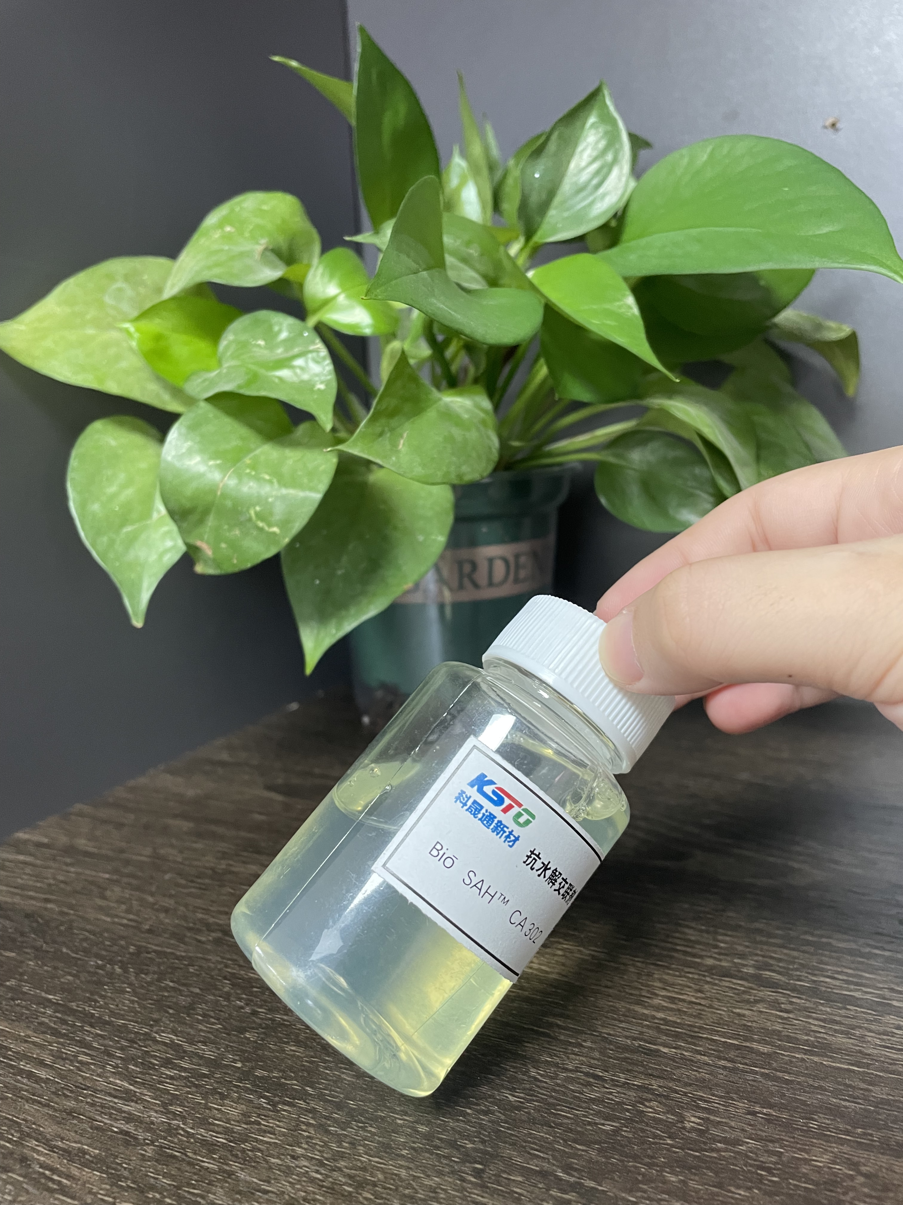 Bio- SAH ™ CA302 polymeric carbodiimide ไม่มีสีเป็นสารละลายน้ำใสสีเหลืองเล็กน้อย