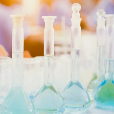 การเพิ่มความต้านทานการไฮโดรไลซิสของพลาสติกวิศวกรรมและอีลาสโตเมอร์ด้วยตัวแทนต่อต้านไฮดดดดดดพัดขั้วขั้นสูง